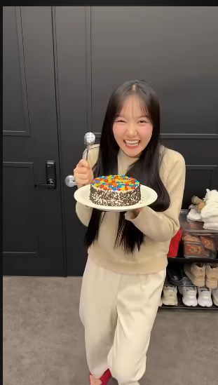 케이크와 숟가락을 든 인물이 웃고 있는 영상의 첫 장면